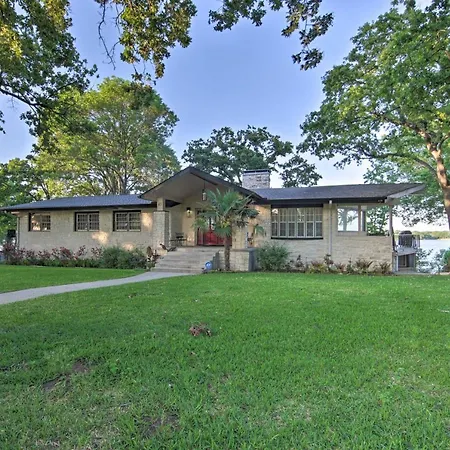 Malakoff Lakefront Home Golf Course On-Site!